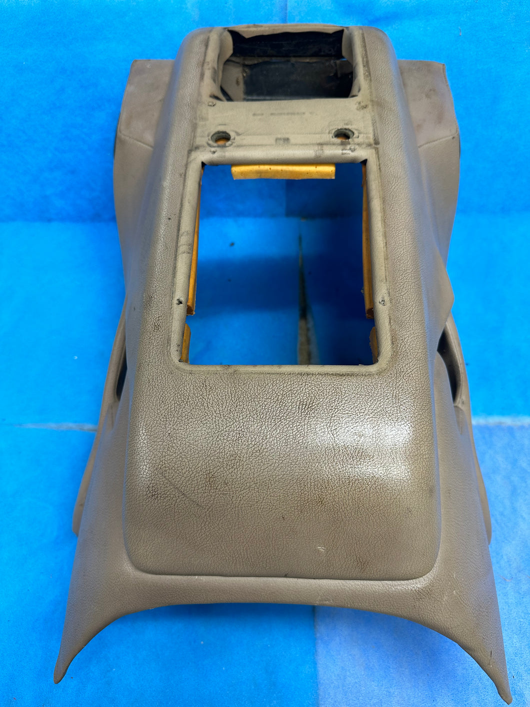 #1G 928 Rear Center Console Armrest